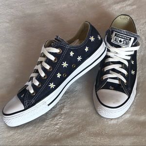 NWOT Converse size 8 denim & daisy women’s shoes